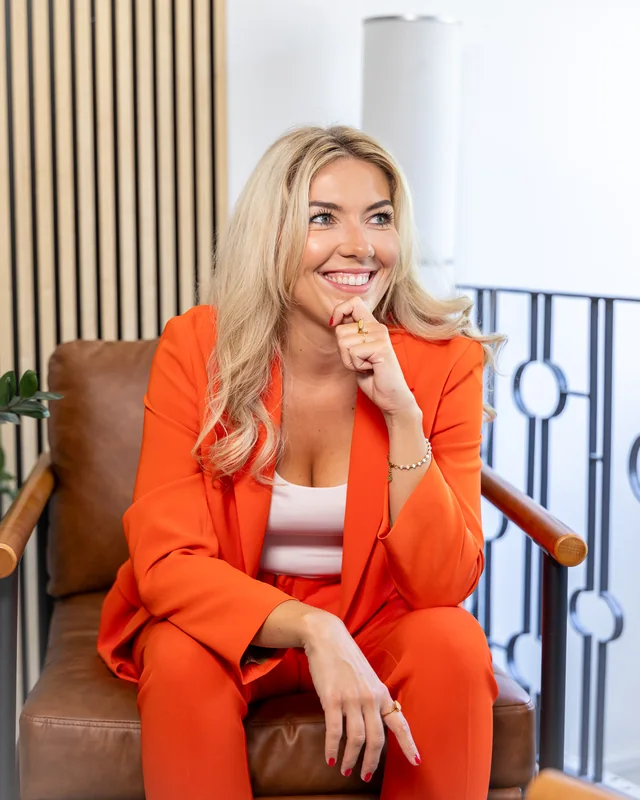 Leonie Becker, sitzend im Büro von 365 Grundbesitz